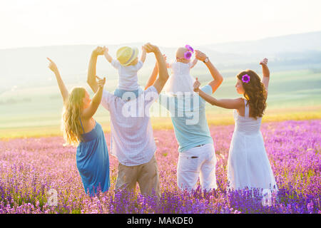 Due famiglia amichevole in un campo di lavanda Foto Stock