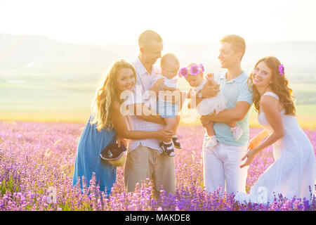 Due famiglia amichevole in un campo di lavanda Foto Stock