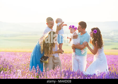 Due famiglia amichevole in un campo di lavanda Foto Stock