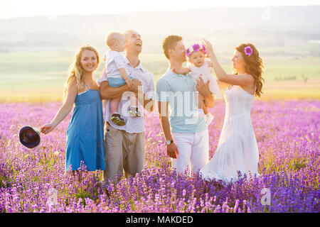 Due famiglia amichevole in un campo di lavanda Foto Stock