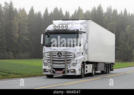 TAMMELA, Finlandia - 21 settembre 2017: Bianco Mercedes-Benz Actros 1845 carrello di Eja-Trans Oy della strada su una mattinata nebbiosa. Foto Stock