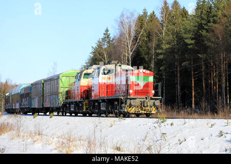 RAASEPORI, Finlandia - 16 Marzo 2018: due motori diesel nella parte anteriore del treno merci a velocità in inverno nel sud della Finlandia. Foto Stock