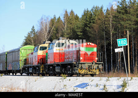 RAASEPORI, Finlandia - 16 Marzo 2018: due motori diesel nella parte anteriore del treno merci a velocità in inverno nel sud della Finlandia. Foto Stock