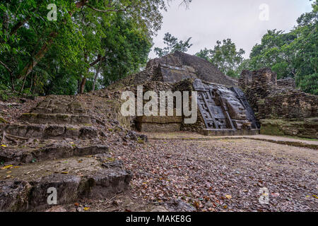 Le rovine maya di Lamanai. Die Maya-Ruinen von Lamanai. Foto Stock