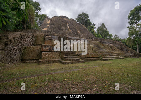 Le rovine maya di Lamanai. Die Maya-Ruinen von Lamanai. Foto Stock