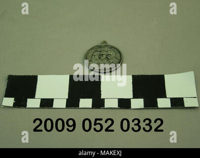 Round di monete metalliche con immagini a rilievo di Napoleone Bonaparte, Thomas Jefferson e Theodore Roosevelt sulla parte anteriore e David R. Francesco e due uomini non identificati sul retro. Questo è un souvenir dal mondo 1904 ?Fiera di s. Titolo: monete in metallo con immagini a rilievo di Napoleone, Jefferson e Roosevelt e un David R. Francesco e due uomini non identificati . 1904. Foto Stock