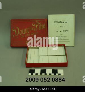 Gioco di carte, giù il luccio con la sig.ra Wiggs, dispone di 140 carte e libretto di istruzioni nella scatola marrone rossiccio. Gioco basato su un account fittizio di qualcuno che frequentano il 1904 della fiera del mondo. Titolo: giù il luccio con la sig.ra Wiggs Scheda di Gioco . 1904. Foto Stock