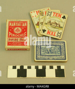Mazzo di 52 carte da gioco nella casella raffigurante le attrazioni del 1893 Fiera del Mondo di Chicago, dove è stato acquistato. Titolo: mazzo di carte da gioco acquistati presso il 1893 Fiera del Mondo di Chicago . circa 1893. Foto Stock