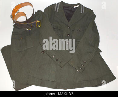 La Croce Rossa americana infermieri' Aide uniforme indossata da Anne Farrar durante il suo servizio di volontariato durante la guerra mondiale I. Il grigio scuro uniforme di lana offre una tuta giacca, mantello e cintura in cuoio. Titolo: La Prima Guerra Mondiale la Croce Rossa Americana infermieri' Aide uniforme di Anne Farrar . tra 1916 e 1919. Foto Stock