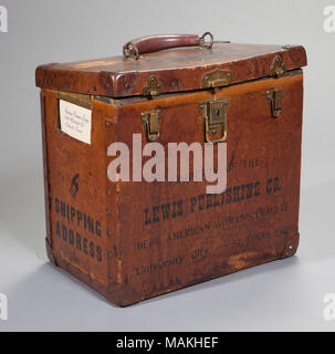 Caso di viaggio per il fonografo record da Lewis Publishing Company e la donna americana League, per la circolazione della donna americana League lending library tra il capitolo case. Titolo: donna americana League caso per il fonografo record . circa 1909. Foto Stock