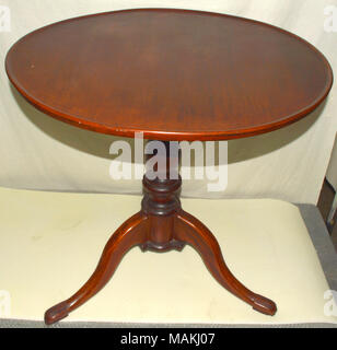 Stile Chippendale tilt-top table con un piatto superiore. Titolo: Tabella Tilt-Top . circa 1770. Foto Stock