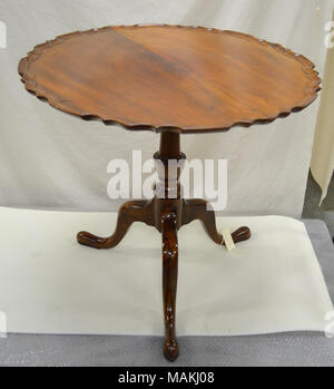 Mogano tilt-top table con testa tonda refilato con 'base di pastafrolla per torta' carving. È possibile è stato portato al San Luigi ad uno dei primi coloni. Titolo: Mogano Tilt-Top Tabella . circa 1790. Foto Stock