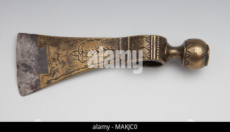 Cast tubo di ottone tomahawk utilizzato dagli Inglesi nel commercio con i nativi americani dopo la guerra di indiano e francese. Titolo: inglese in ottone Tubo commerciale Tomahawk . tra il 1780 e il 1830. Foto Stock