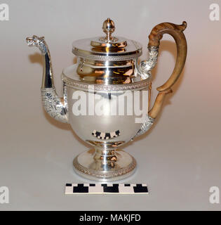 Argento di tè o di caffè di proprietà di Auguste Chouteau (1750-1829). Il pezzo viene attribuita a Simone Chaudron che ha lavorato in Philadelphia da 1798-1825. Titolo: Argento teiera di proprietà di Auguste Chouteau . circa 1810. Simon Chaudron Foto Stock