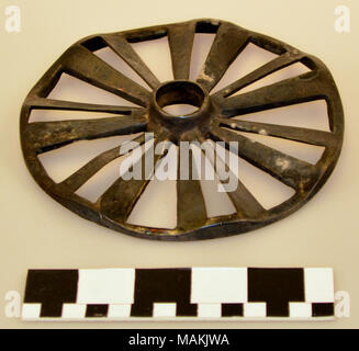 Modello di domanda di brevetto (brevetto n. 211,246) di una zangol -dasher; brevettato da Alice W. McClure su Gennaio 7, 1879; la differenza e il miglioramento in Alice McClure's invenzione è principalmente dovuta al posizionamento e costruzione di bracci radiali. Titolo: Churn dasher modello di brevetto da Alice W. McClure di San Louis . tra il 1877 e il 1879. Alice W. McClure Foto Stock