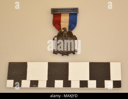 Figli di Veterani Unione medaglia sospesa dal rosso, bianco e blu ribbon, 1881. Questa medaglia apparteneva a David Grier Perkins. Titolo: figli di Veterani Unione medaglia di David Grier Perkins . 1881. Foto Stock