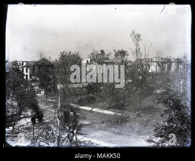 In orizzontale e di fotografia in bianco e nero che mostra la distruzione in Lafayette Park, probabilmente dopo il 1896 tornado. Gli alberi caduti sono sparsi in tutto il parco, e parzialmente distrutto le case possono essere visti sullo sfondo. Molti pedoni può essere visto nel parco. Titolo: Lafayette Park dopo il tornado, probabilmente il 1896 tornado . 1896. Foto Stock