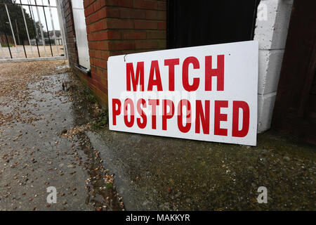 Una partita rinviata segno esterno Pagham Football Club nel West Sussex, Regno Unito. Foto Stock