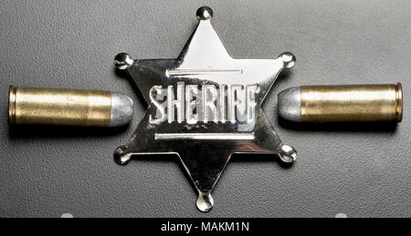 Ottone 45 proiettili e Sheriff badge. Foto Stock