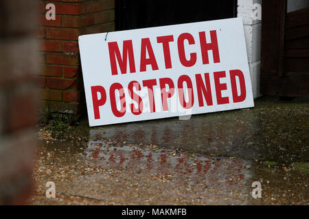 Una partita rinviata segno esterno Pagham Football Club nel West Sussex, Regno Unito. Foto Stock