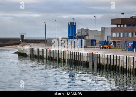 Dettaglio del piccolo porto industriale con il nuovo molo moderno Foto Stock