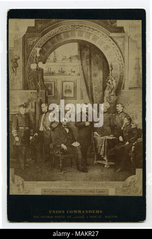 A tutta lunghezza ritratto del Presidente Lincoln seduto su una sedia in primo piano circondato da Unione ufficiali militari. Grant's l'immagine sembra essere preso da una fotografia più tardi dalla sua Presidenza. I nomi delle persone vengono stampate al di sotto dell'immagine corrispondente. "Copyright dell'NOTMAN FOTO CO LIMITED BOSTON MASS. 1884' (stampato immagine sotto). "Con i complimenti dei viaggiatori INSURNACE SOCIETÀ UNION COMANDANTI' (stampato immagine sotto). "Con i complimenti della vita di viaggiatori e infortunio Company di Hartford, Connecticut' (stampata sul lato inverso). 'Questa fotografia con altri reperibili sotto il tetto Foto Stock