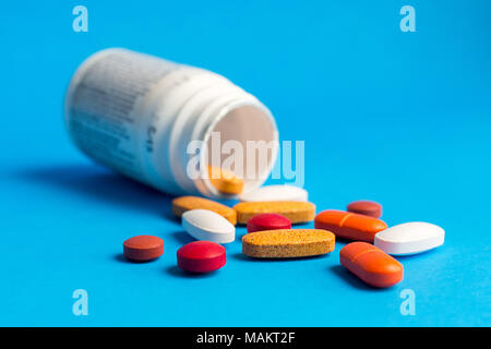Assortiti medicina farmaceutica pillole, compresse e capsule prorompente della bottiglia Foto Stock