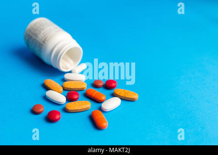 Assortiti medicina farmaceutica pillole, compresse e capsule prorompente della bottiglia Foto Stock