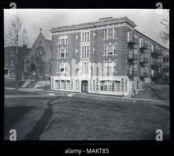 In orizzontale e di fotografia in bianco e nero che mostra un edificio di appartamenti in 4000 Blocco di Washington Avenue nel centro di West End. La vista è stata presa da tutta la strada e mostra i quattro piani in mattoni appartamento edificio. Un poster di dimensioni ridotte con uno sfondo luminoso e una croce al centro può essere visto in alcune finestre, eventualmente una croce rossa bandiera del servizio dato fuori durante la guerra mondiale I. vi è una chiesa parzialmente visibile a sinistra dell'edificio. Una nota su una stampa fatta da questo negativo legge 'zonizzazione', che indica che la fotografia può essere stata usata per dimostrare lo zoning le violazioni o Foto Stock