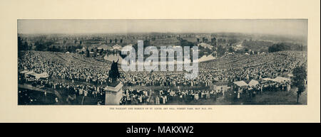 In bianco e nero, orizzontale vista panoramica della folla raccolta sulla collina di arte per il corteo e Masque. Gli uccelli-occhio guarda in basso verso il palco vuoto. Il Saint Louis statua è a sinistra del centro in primo piano. Titolo: 'Il corteo e Masque di San Louis, arte Hill, Forest Park, maggio 28-31, 1914." . Maggio 1914. Foto Stock