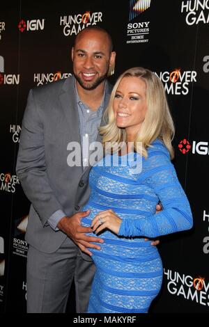 ***FILE FOTO*** KENDRA WILKINSON ANNUNCIA SPLIT DA HANK BASKETT HOLLYWOOD, CA - 11 febbraio: Hank Baskett, Kendra Wilkinson a 'L'Hungover giochi' Premiere, Cinese TCL 6, Hollywood, febbraio 11, 2014. Credito: Janice Ogata/MediaPunch Inc. Foto Stock