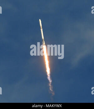 Cape Canaveral, in Florida, Stati Uniti. 2 aprile 2018 - Un SpaceX Falcon 9 lanci di razzi con successo su Aprile 2, 2018 da complessi di lancio 40 alla Cape Canaveral Air Force Station in Florida. Il razzo è portatore di un veicolo spaziale Dragon contenente 5.800 libbre di forniture per la Stazione Spaziale Internazionale (ISS). Questo è il quattordicesimo ISS missione di riordino da SpaceX per la NASA. (Paul Hennessy/Alamy) Credito: Paul Hennessy/Alamy Live News Foto Stock