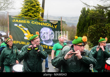 Carrickmore, UK. Il 2 aprile 2018. Il Tyrone tombe nazionale annuale Commemorazione ha avuto luogo a Carrickmore, il lunedì di Pasqua, verso l'alto di 300 persone hanno partecipato alla commemorazione annuale. Tyrone: Regno Unito: 2 aprile 2018 Credit: Mark inverno/Alamy Live News Foto Stock