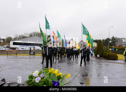 Carrickmore, UK. Il 2 aprile 2018. Il Tyrone tombe nazionale annuale Commemorazione ha avuto luogo a Carrickmore, il lunedì di Pasqua, verso l'alto di 300 persone hanno partecipato alla commemorazione annuale. Tyrone: Regno Unito: 2 aprile 2018 Credit: Mark inverno/Alamy Live News Foto Stock