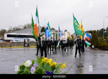 Carrickmore, UK. Il 2 aprile 2018. Il Tyrone tombe nazionale annuale Commemorazione ha avuto luogo a Carrickmore, il lunedì di Pasqua, verso l'alto di 300 persone hanno partecipato alla commemorazione annuale. Tyrone: Regno Unito: 2 aprile 2018 Credit: Mark inverno/Alamy Live News Foto Stock