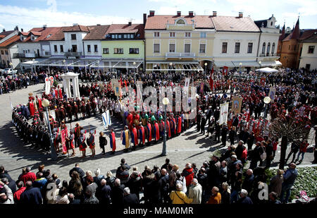 Marija Bistrica, Croazia. 2 apr, 2018. La gente a prendere parte al Festival di Zudije a Marija Bistrica, Croazia, il 2 aprile 2018. Zudije si riferisce ai custodi della tomba di Cristo. Credito: Zarko Basic/Xinhua/Alamy Live News Foto Stock