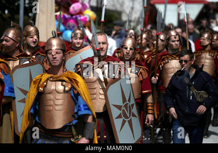 Marija Bistrica, Croazia. 2 apr, 2018. La gente a prendere parte al Festival di Zudije a Marija Bistrica, Croazia, il 2 aprile 2018. Zudije si riferisce ai custodi della tomba di Cristo. Credito: Zarko Basic/Xinhua/Alamy Live News Foto Stock