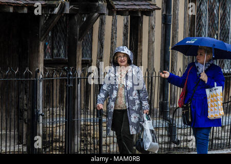 Warwickshire, Regno Unito. Il 2 aprile 2018. Piogge torrenziali a Stratford upon Avon provoca inondazioni, Warwickshire, Regno Unito. Credito: JHNews / Alamy Live News Foto Stock