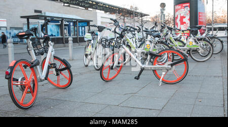 29 marzo 2018, Germania Berlino: noleggio moto parcheggiata di fronte alla stazione di Zoologischer Garten. Dispiacere è il montaggio in grandi città dovuta al noleggio di biciclette essendo parcheggiato in luoghi ingombrante. Foto: Khang NGUYEN/dpa Foto Stock