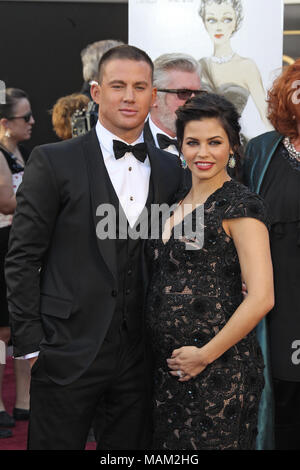 HOLLYWOOD, CA - 24 febbraio: Channing Tatum Jenna Dewan-Tatum arriva a Oscar di Hollywood & Highland Center il 24 febbraio 2013 in Hollywood, la California. Persone: Channing Tatum Jenna Dewan-Tatum Foto Stock