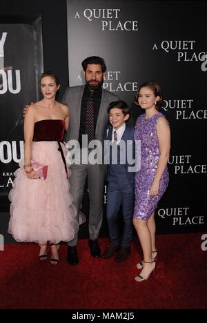 New York, NY, STATI UNITI D'AMERICA. 2 apr, 2018. Emily Blunt, John Krasinski, Noè Jupe e Millicent Simmonds presso gli arrivi PER UN POSTO TRANQUILLO Premiere, AMC Loews Lincoln Square 13, New York, NY Aprile 2, 2018. Credito: Kristin Callahan/Everett raccolta/Alamy Live News Foto Stock