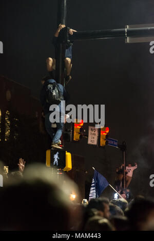 Villanova, Pennsylvania, USA. 2 apr, 2018. Studenti e appassionati celebrare Villanova University della squadra di Pallacanestro maschile della vincendo il campionato di NCAA in Radnor Township, Villanova, PA. Credito: Kelleher Fotografia/Alamy Live News. Foto Stock