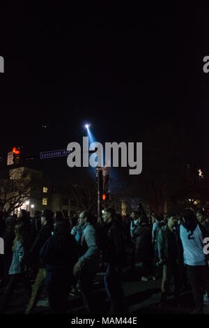 Villanova, Pennsylvania, USA. 2 apr, 2018. Studenti e appassionati celebrare Villanova University della squadra di Pallacanestro maschile della vincendo il campionato di NCAA in Radnor Township, Villanova, PA. Credito: Kelleher Fotografia/Alamy Live News. Foto Stock