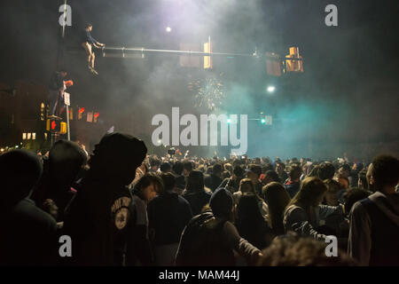 Villanova, Pennsylvania, USA. 2 apr, 2018. Studenti e appassionati celebrare Villanova University della squadra di Pallacanestro maschile della vincendo il campionato di NCAA in Radnor Township, Villanova, PA. Credito: Kelleher Fotografia/Alamy Live News. Foto Stock