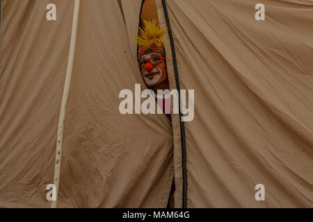 Clown palestinese Alaa Mekdad, 34, guarda fuori di una tenda alla tendopoli protesta lungo il confine tra Israele e la striscia di Gaza, nella Striscia di Gaza, 02 aprile 2018. Foto: Mohammed Talatene/dpa Foto Stock