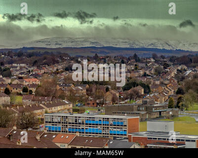 Glasgow, Scotland, Regno Unito il 3 aprile. Regno Unito Meteo:La neve ha raggiunto soltanto il Campsie Hills a nord di Glasgow come gli acquazzoni di aprile si voltò e non un'altra bestia da est. Gerard Ferry/Alamy news Foto Stock