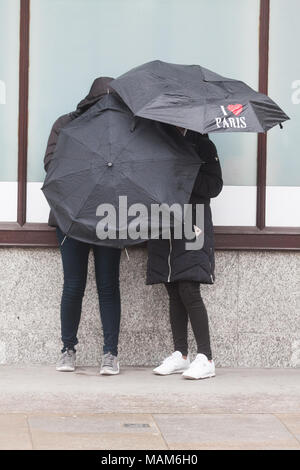 Londra REGNO UNITO. Il 3 aprile 2018. Regno Unito Meteo:turisti in Westminster rifugio befind ombrelloni su un altro giorno di pioggia a Londra Credito: amer ghazzal/Alamy Live News Foto Stock