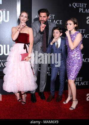 NEW YORK, NY 02 Aprile 2018: Emily Blunt, John Krasinski, Noè Jupe, Millicent Simmonds frequentare la Paramount Pictures presenta New York la premiere di un posto tranquillo a AMC Lincoln Square a New York. Aprile 02, 2018 Credit:RW/MediaPunch Foto Stock