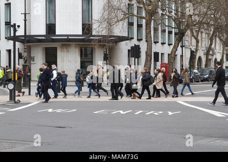 Londra, Regno Unito. Il 3 aprile 2018. Regno Unito: Meteo noiosa e miserabile giorno a Londra come persone il ritorno al lavoro dopo il fine settimana di Pasqua.©Keith Larby/Alamy Live News Foto Stock
