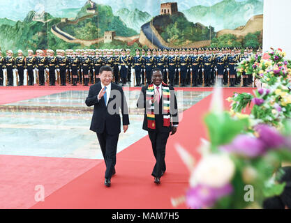 Pechino, Cina. 3 apr, 2018. Il presidente cinese Xi Jinping detiene una cerimonia di benvenuto per il suo omologo dello Zimbabwe Emmerson Mnangagwa prima i colloqui presso la Grande Sala del Popolo di Pechino, capitale della Cina, 3 aprile 2018. Credito: Rao Aimin/Xinhua/Alamy Live News Foto Stock